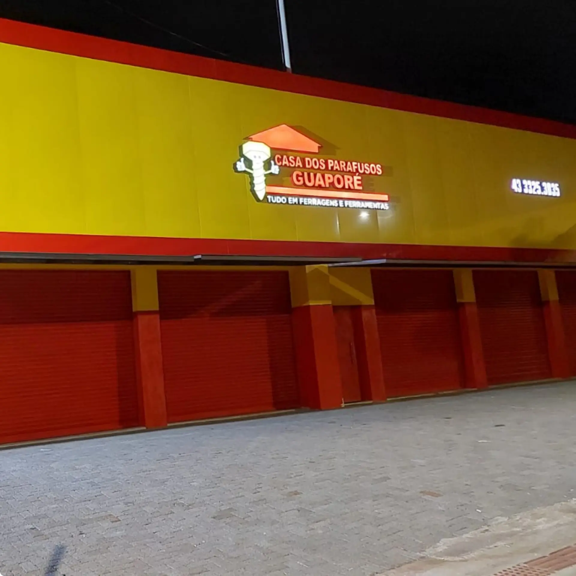 Porta automática instalada na fachada — Casa dos Parafusos Guaporé