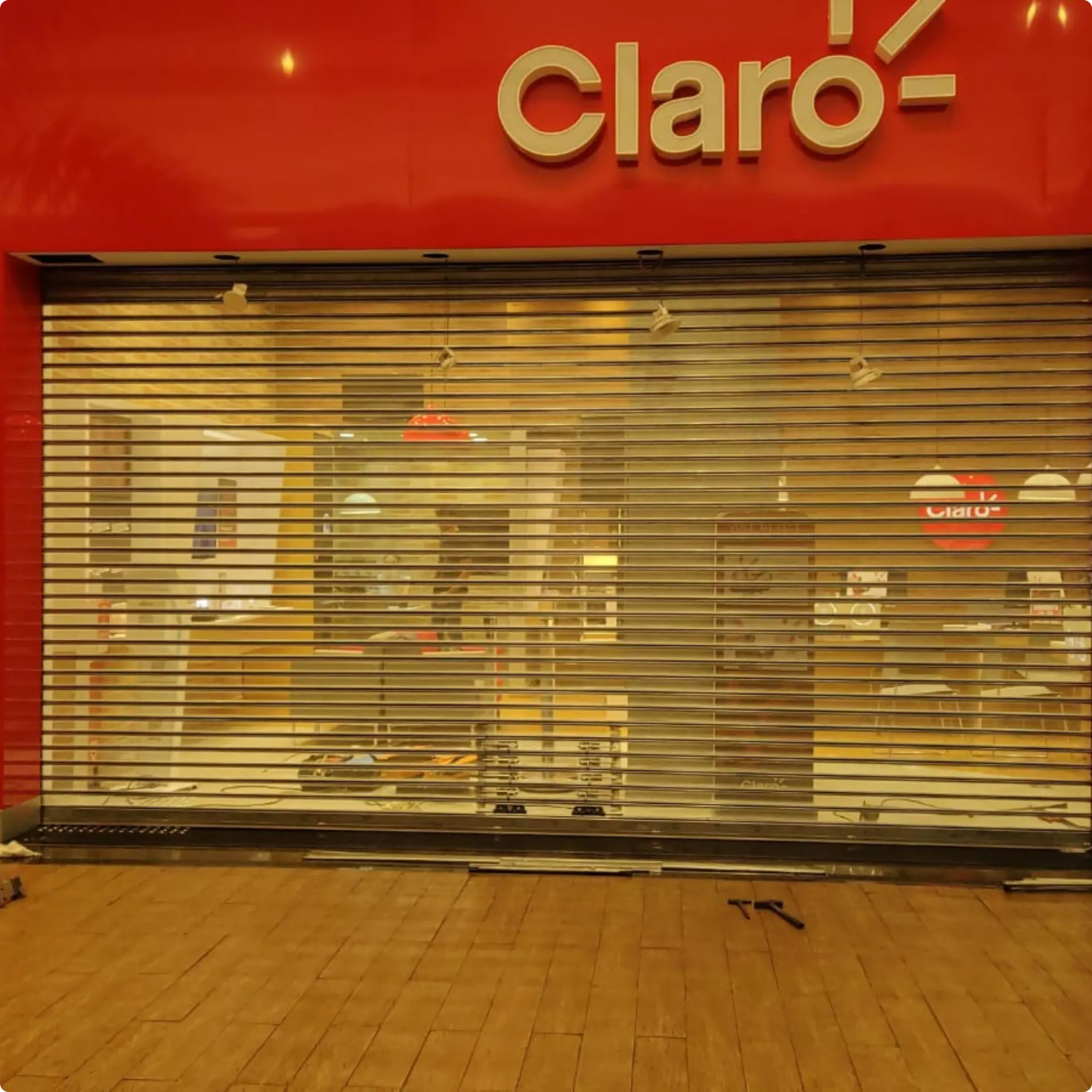 Porta automática instalada na fachada — Claro