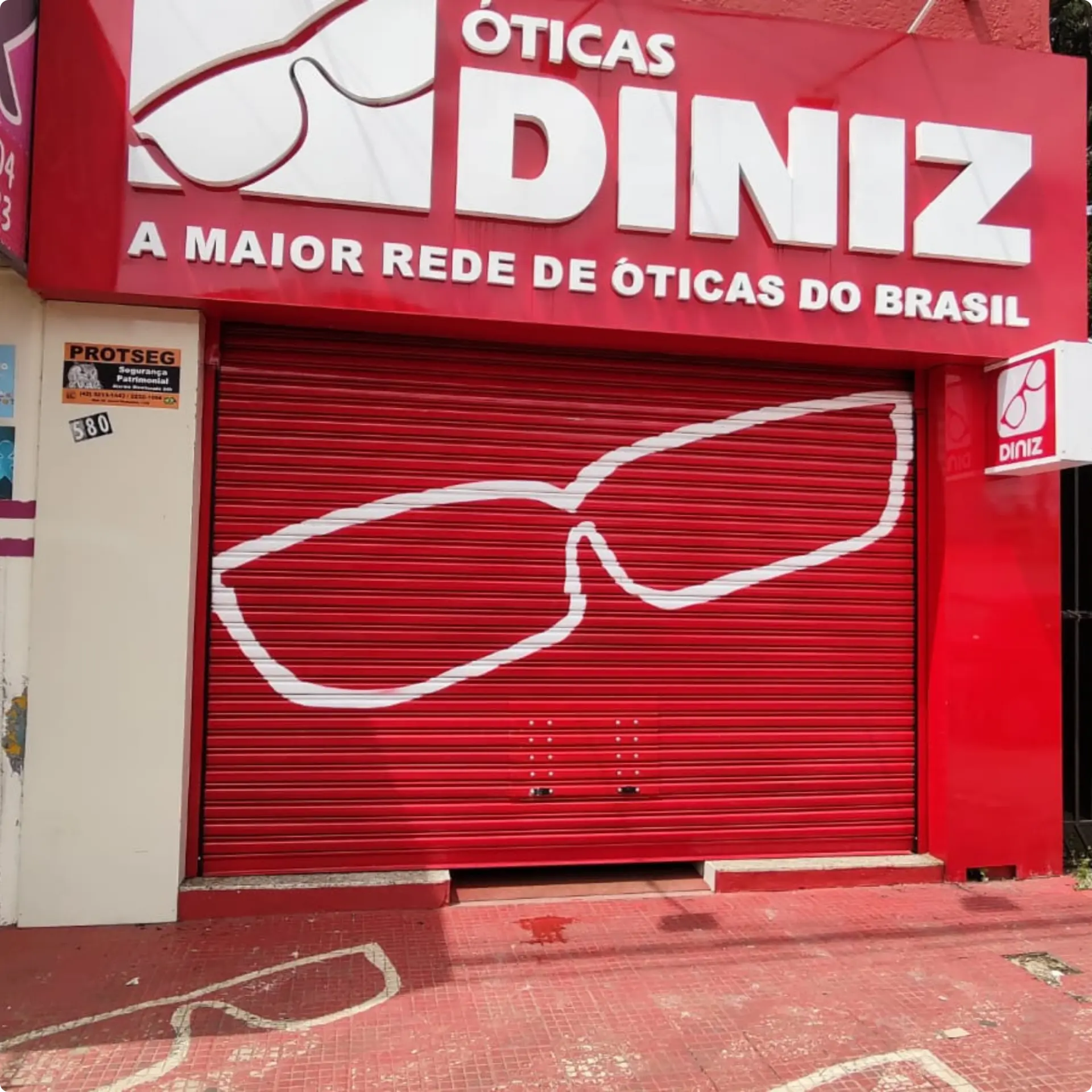 Porta automática instalada na fachada — Óticas Diniz