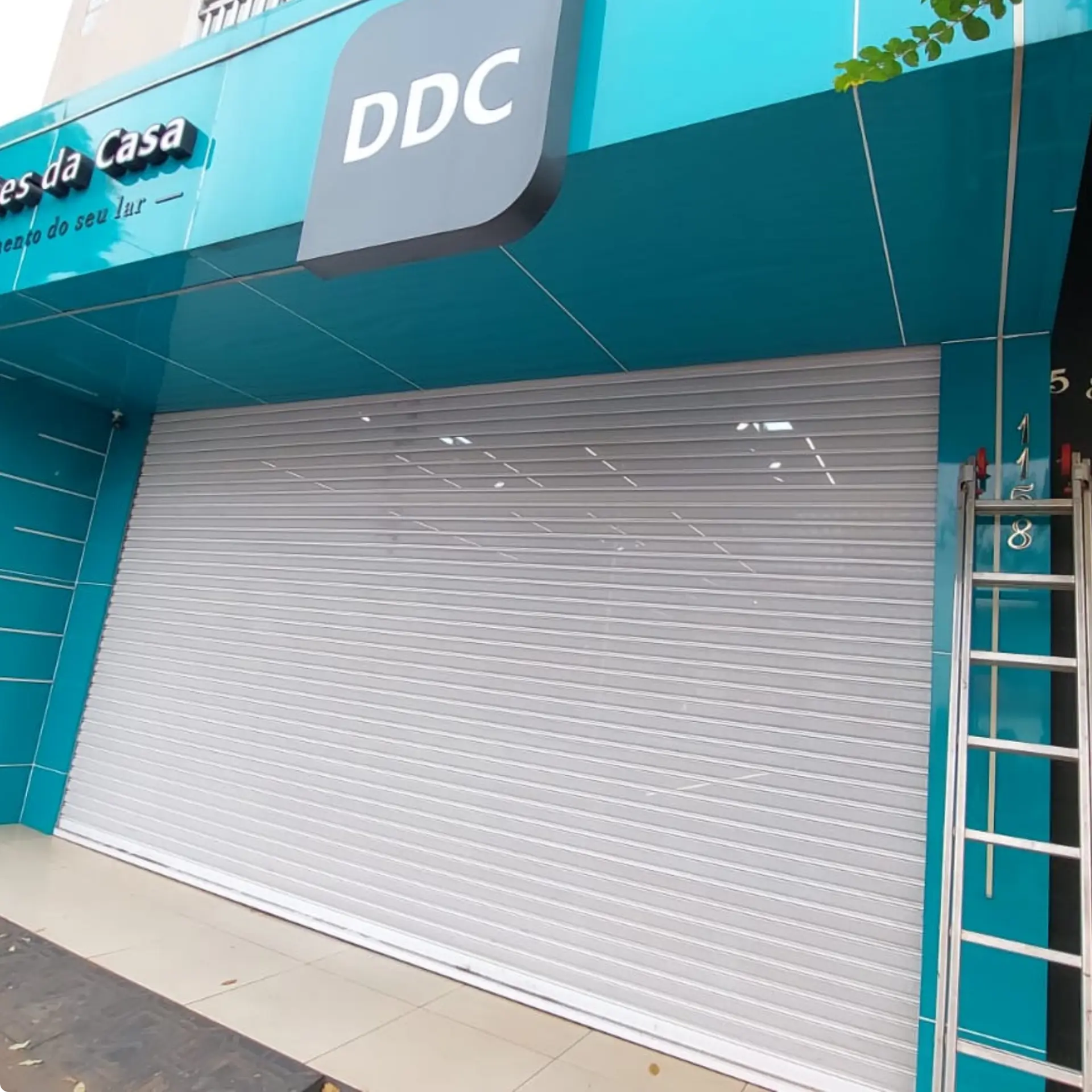 Porta automática instalada na fachada — DDC — Detalhes da Casa