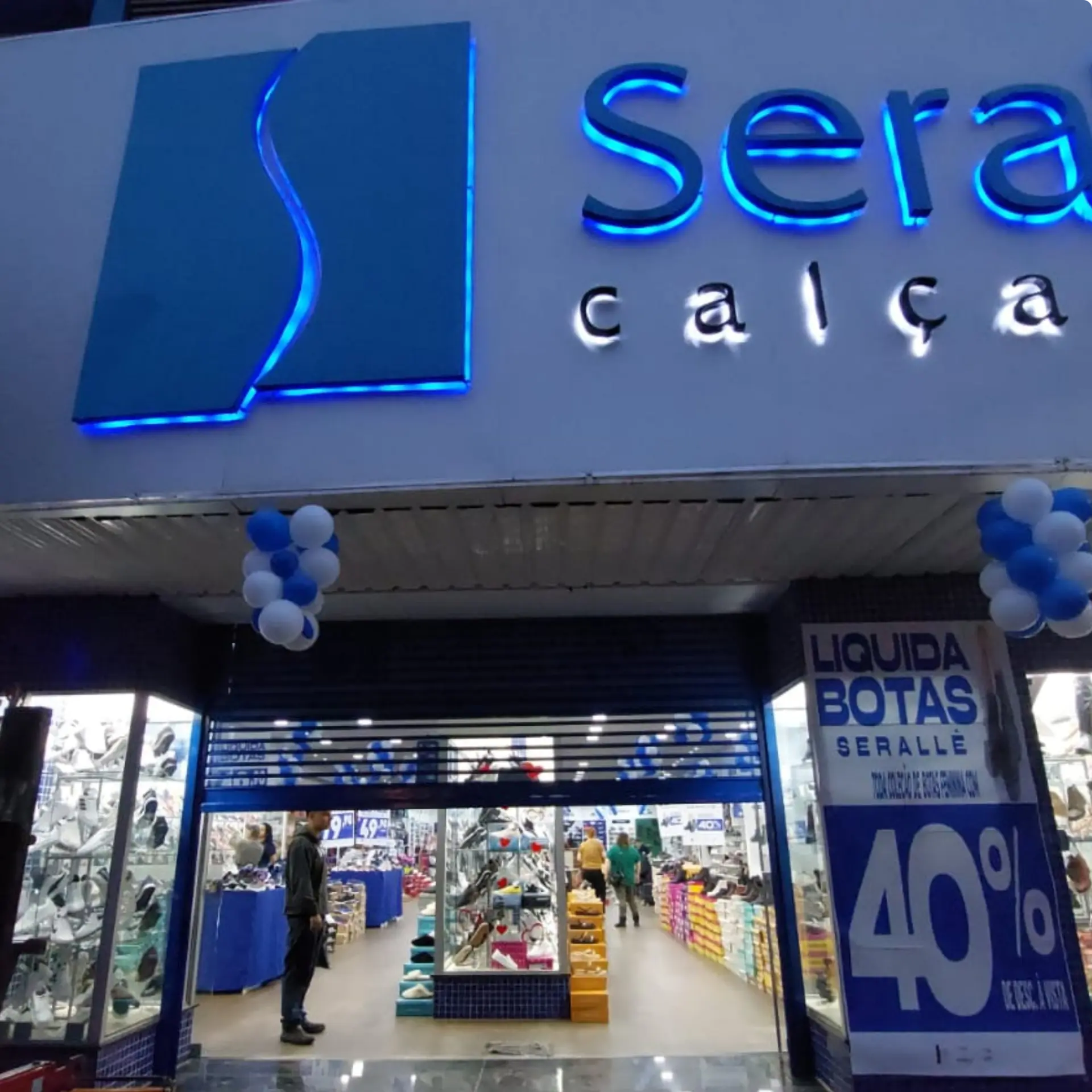 Porta automática instalada na fachada — Seralê Calçados